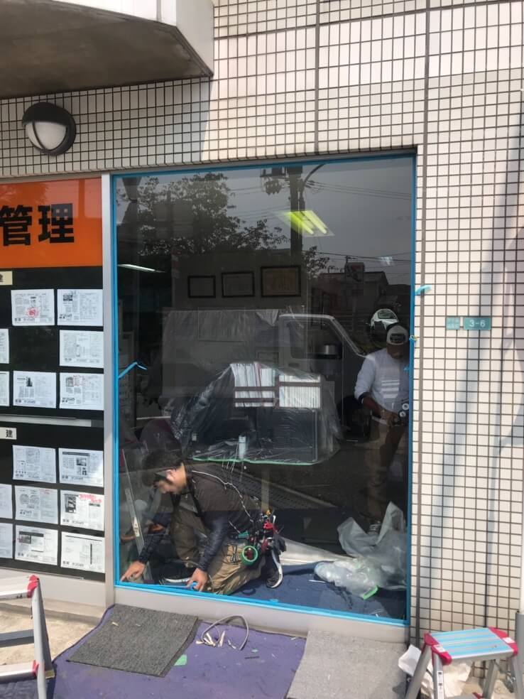 お店のガラス交換